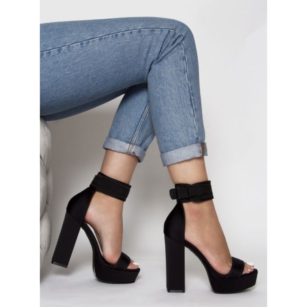 BLACK PLATFORM BLOCK HEELS